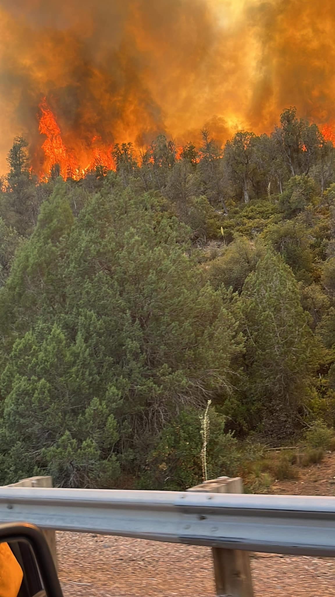 Incendio Flying V sigue extendiéndose en los alrededores de la US60