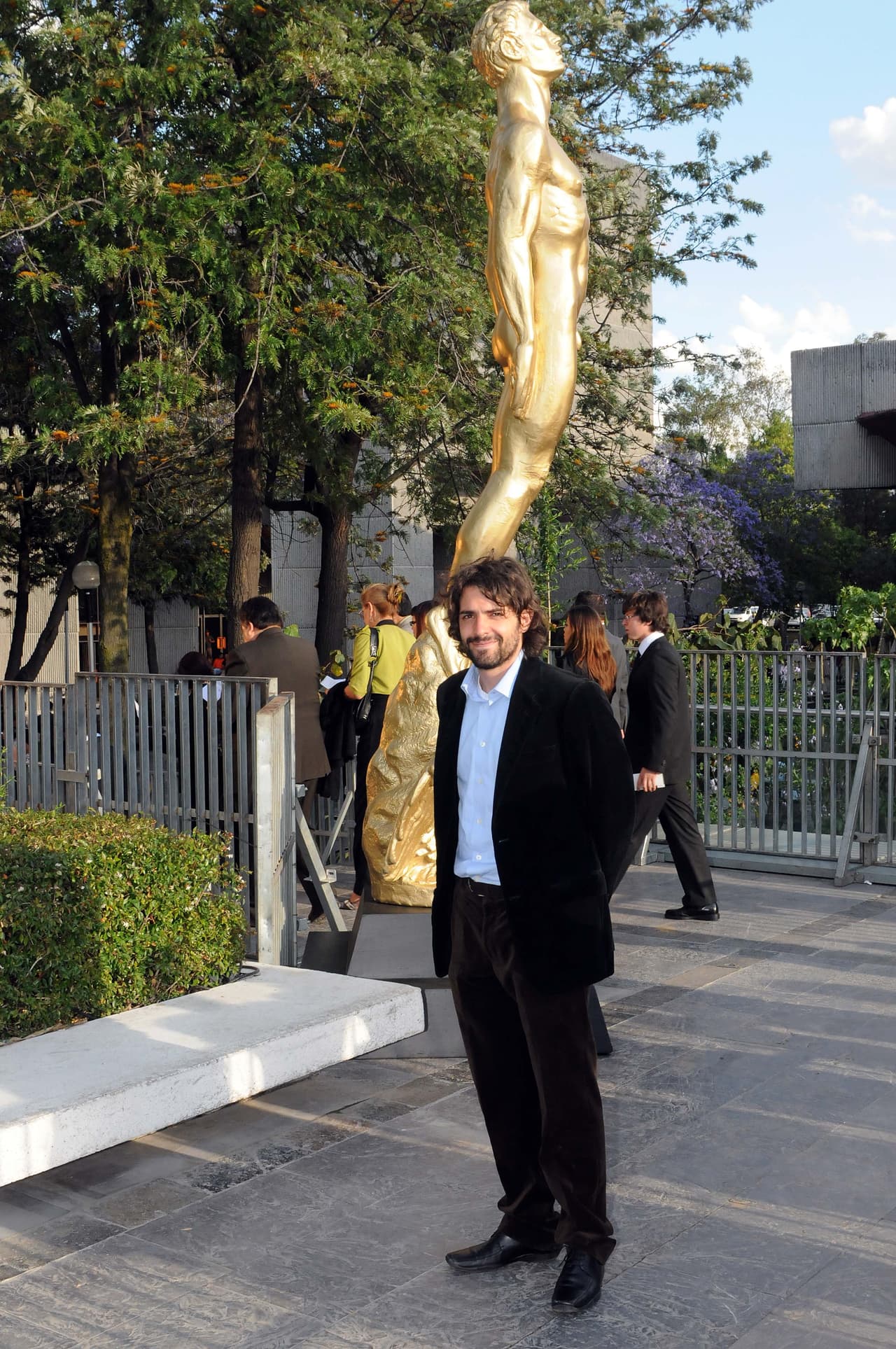 <b><a href="http://www.univision.com/temas/jose-maria-de-tavira">José María</a></b> interrumpió sus estudios en Europa para regresar a México y filmar la cinta 'Cansada de besar sapos', siendo el mayor éxito cinematográfico del año en México, por lo que los ojos de todos los productores se pusieron sobre él. Ese mismo año fue catalogado como uno de los galanes más sexys del 2007.