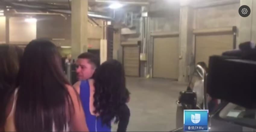 También hay ocasiones en las que no sabemos qué es lo que le causa sentimiento a Larry Hernández, como cuando se encontraba en un concierto en Bakersfield, California, y se bajó llorando del escenario después de haber estado 40 minutos cantando. Mucho se especuló que podría tener problemas con su garganta.