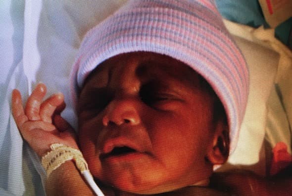 Encuentran a niña recién nacida en un campo abierto en Chicago Heights