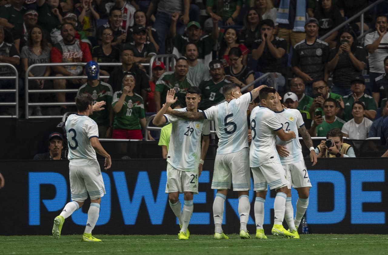 Al 16' error de la defensa mexicana y Lautaro Martínez abrió el marcador para Argentina.