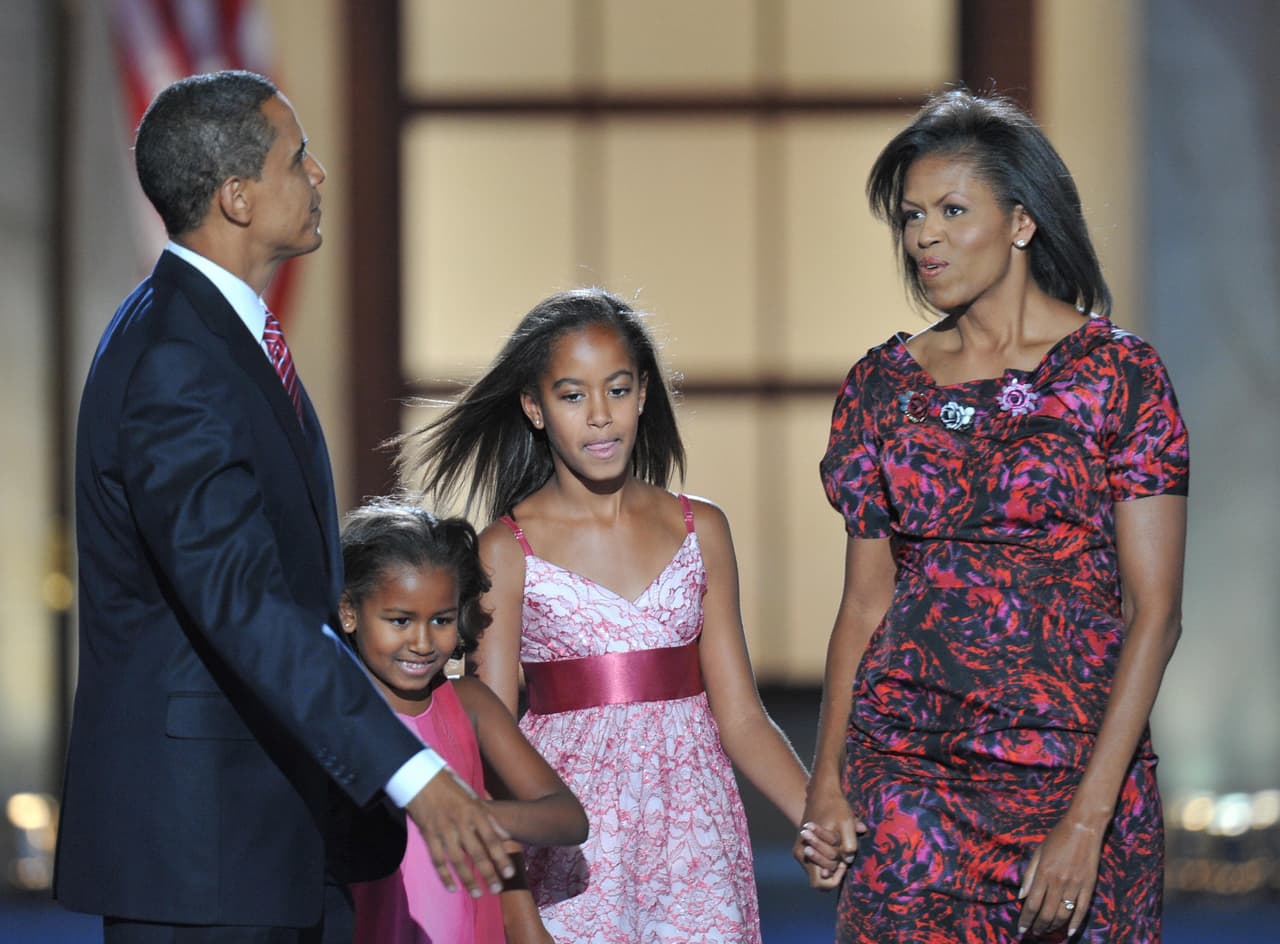 Michelle Obama y sus hijas acompañaron al para entonces candidato a la Presidencia por el Partido Demócrata, Barack Obama, con sendos vestidos rosas y florales en el escenario.
