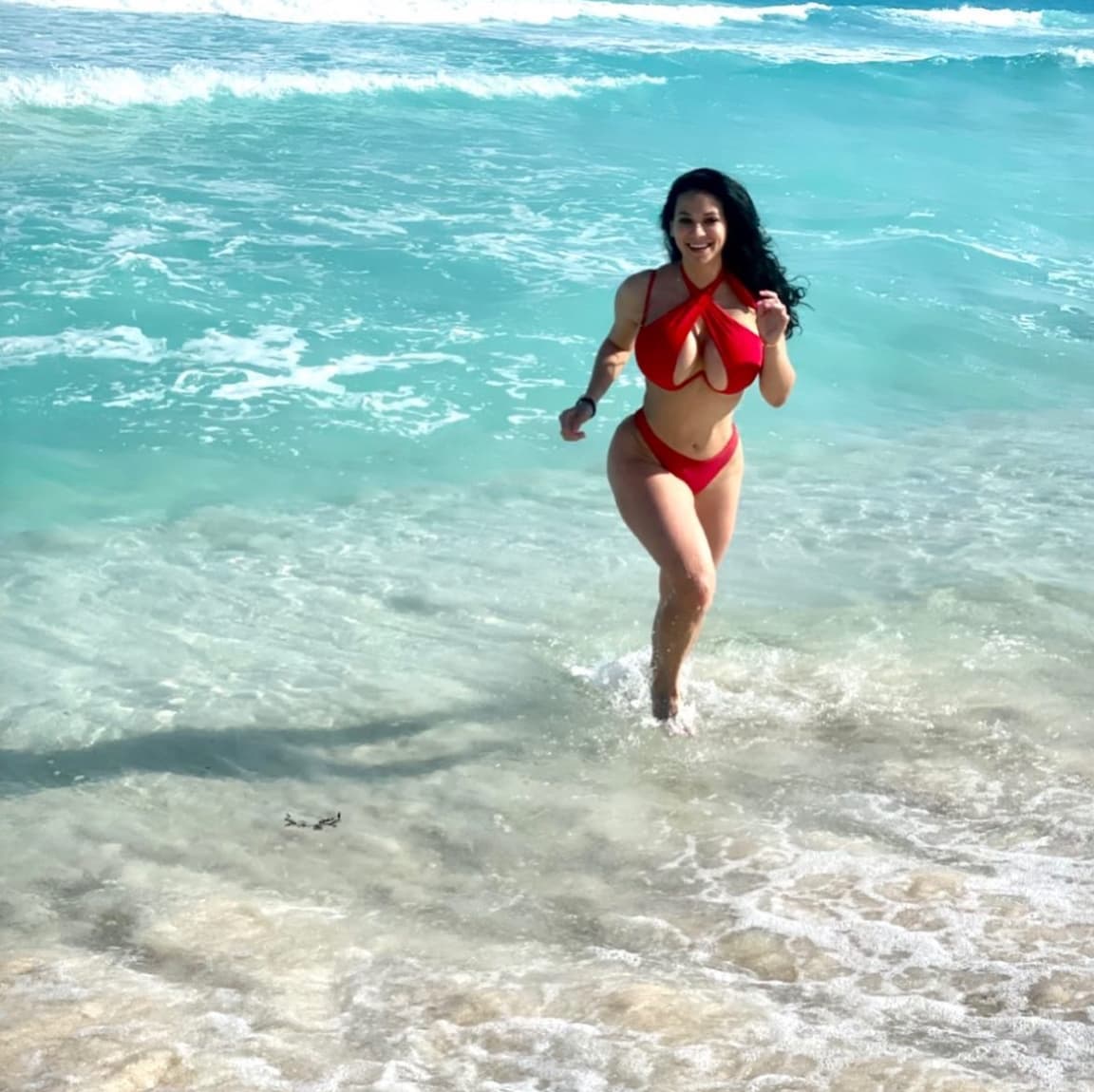 Sabemos que 'La Jirafita' está ansiosa porque llegue el verano y con esta foto del recuerdo ella celebró el 'Día de la Tierra'.