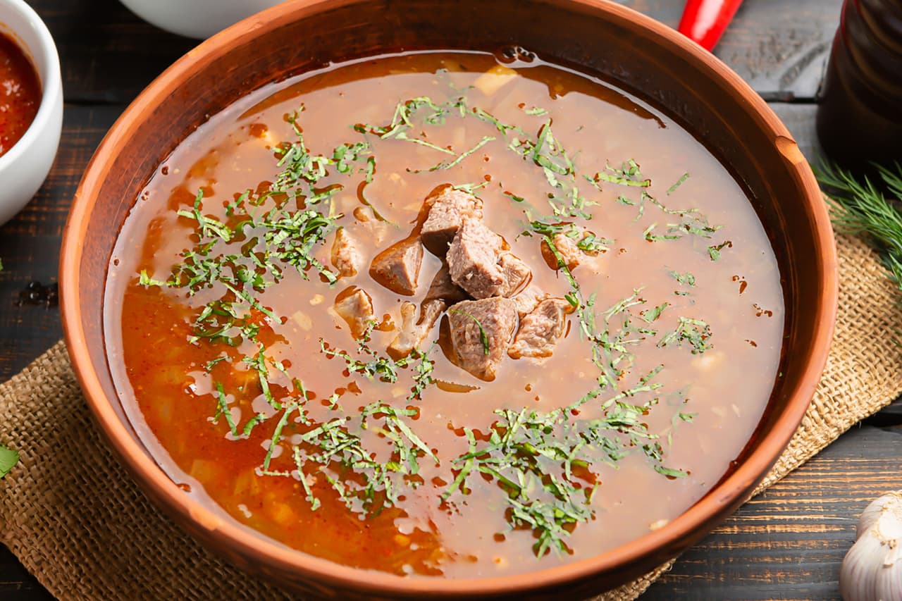 <b>Kharcho</b>
<br>
<br>
<b>Origen: Georgia</b>
<br>
<br>A un caldo de carne grasosa y nueces molidas se le añaden ciruelas verdes. Tiene un peculiar sabor aromático que le da la mezcla de especias tradicional conocida como ‘khmeli suneli’, una combinación de cilantro, ajedrea (una hierba similar a la menta), pimienta negra, caléndula y otras.
<br>