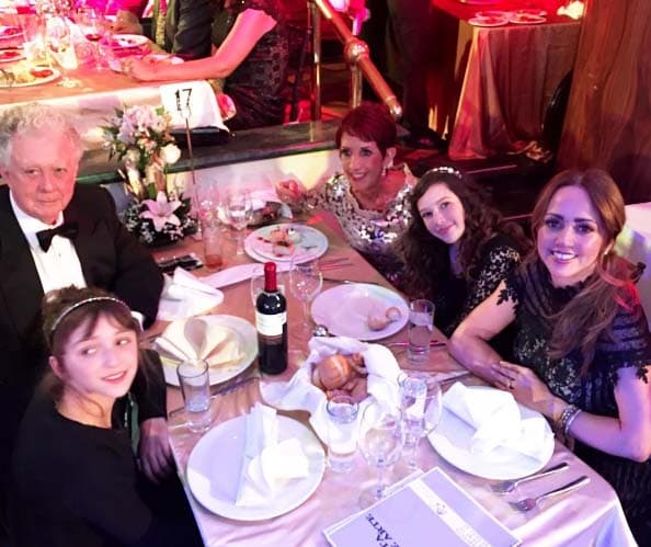 Andrea y Erik están súper orgullosos de sus talentosas hijas. Ahora fue el turno de Mía que recibió un reconocimiento por revelación en teatro.