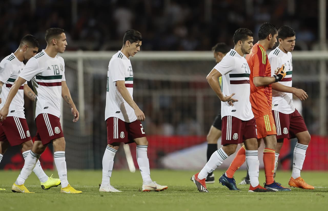 México cierra su año de amistosos con una nueva derrota y una muy mala presentación del
<i>Tuca</i> con el
<i>Tri</i>.