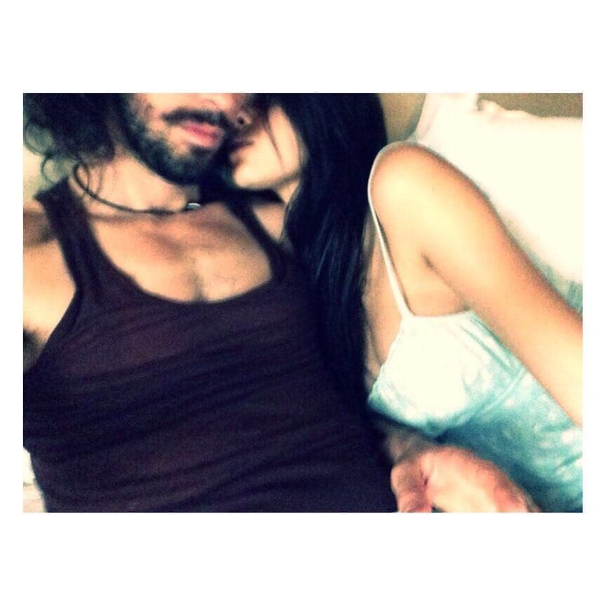 Esta es la imagen que más reacciones provocó pues por primera vez se le vio en un momento muy íntimo junto a su pareja: Maite aparece junto a Koko en la cama en actitud cariñosa tras amanecer juntos. "Mañanas..." escribió junto a la fotografía en Instagram.