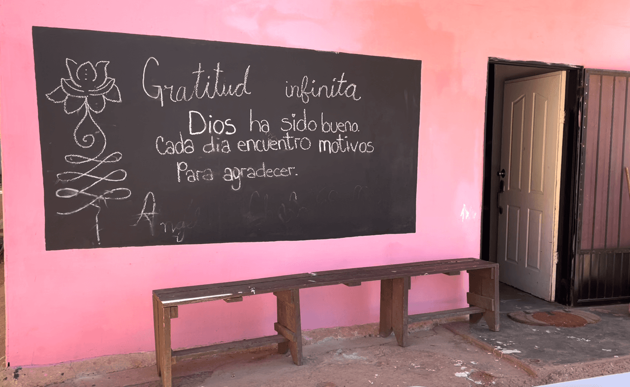 En varias partes del albergue hay frases de los migrantes, en las oficinas tienen varios libros con cartas de agradecimiento y pinturas con muchos colores. El arte reina en este lugar.