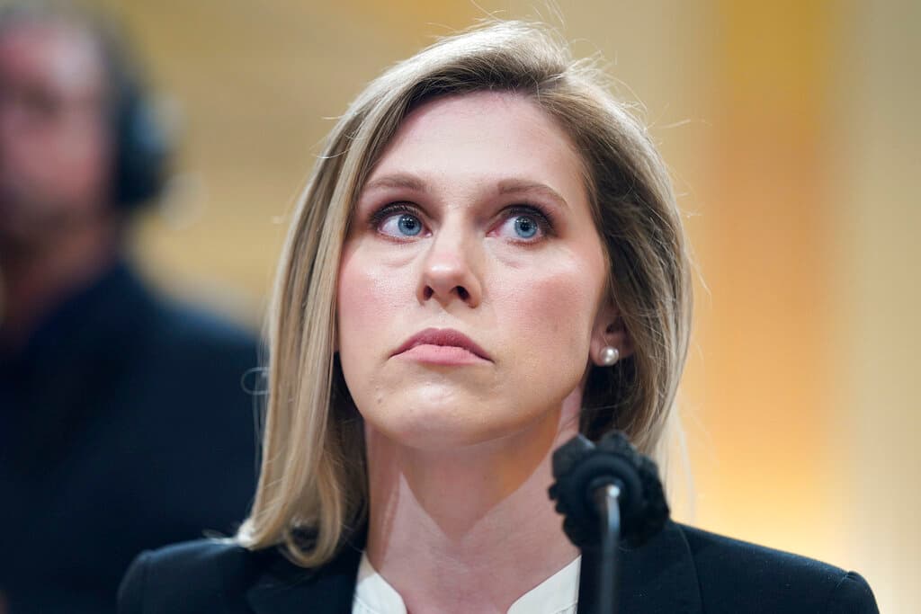 Caroline Edwards, oficial de policía del Capitolio testifica mientras el comité selecto de la Cámara que investiga el asalto al Capitolio.