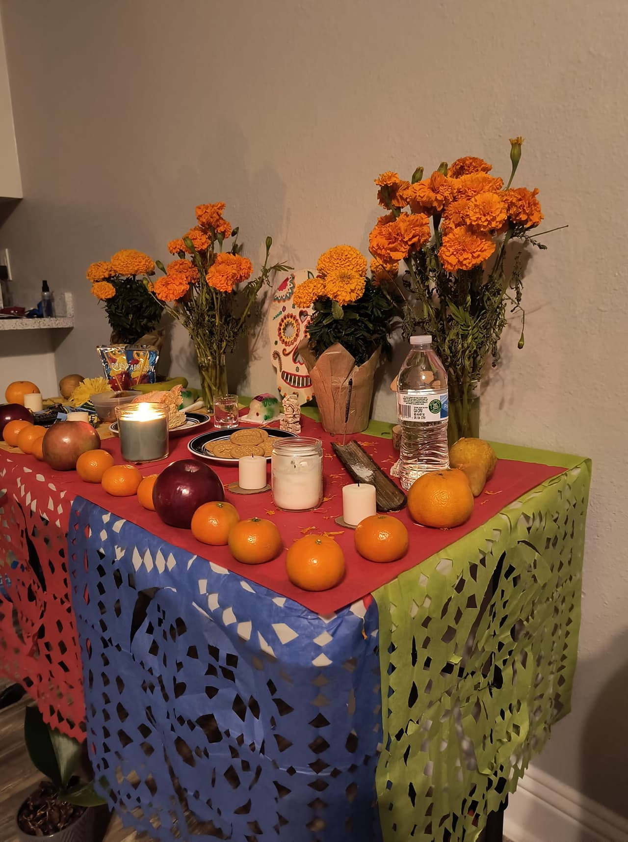 Destacando el papel maché picado y con muchas frutas de temporada, Domi Rodríguez nos comparte su tradicional altar de muertos.