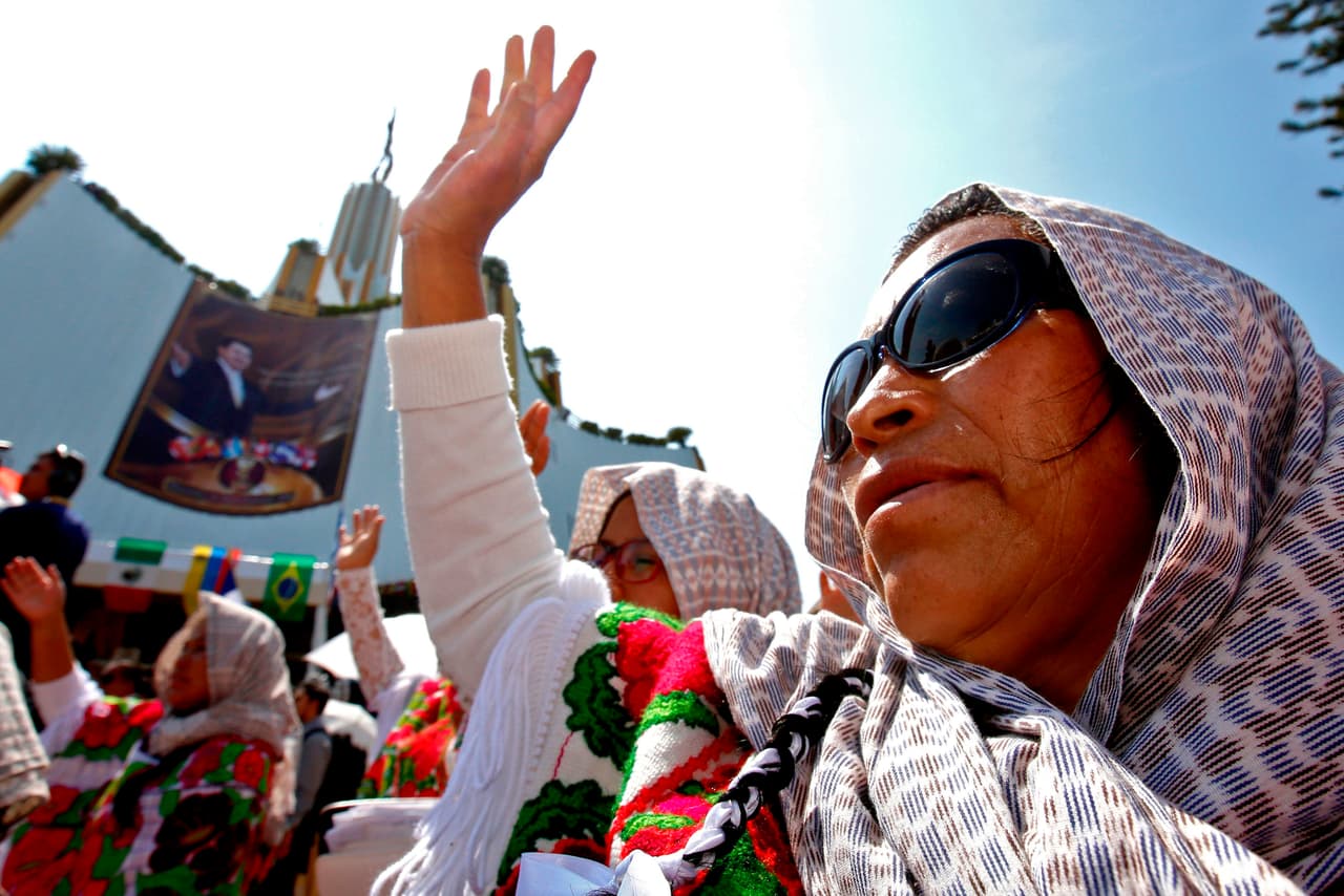 Donar a los templos el 10% de los ingresos es otro tema polémico. Se afirma que los fieles además participan en varias actividades para obtener más dinero, como vender de comida y organizar rifas.
