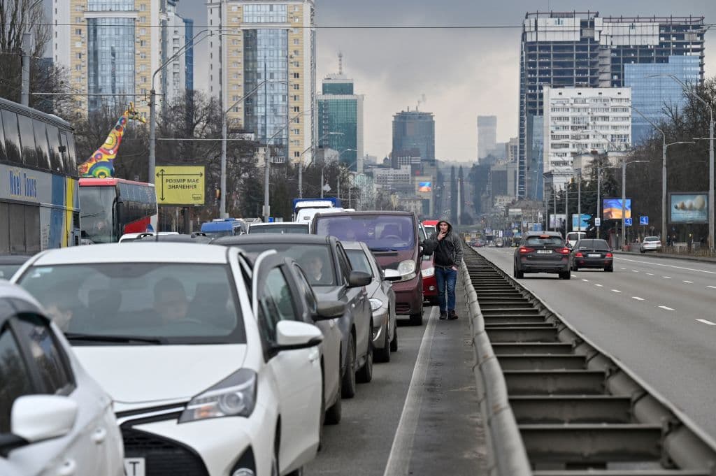 Una imagen del embotellamiento de vehículos en una autopista de Kiev, buscando salir de la ciudad.