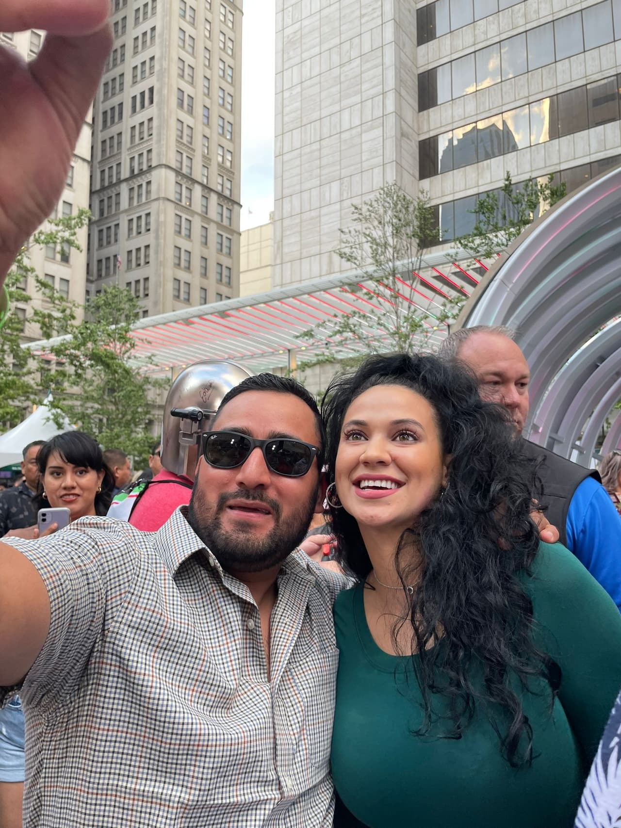 <b><a href="https://www.univision.com/temas/carla-medrano">Carlita</a></b> se tomó varios 'selfies' con los oyentes que les encanta oir su voz y ver sus fotos en las redes sociales.