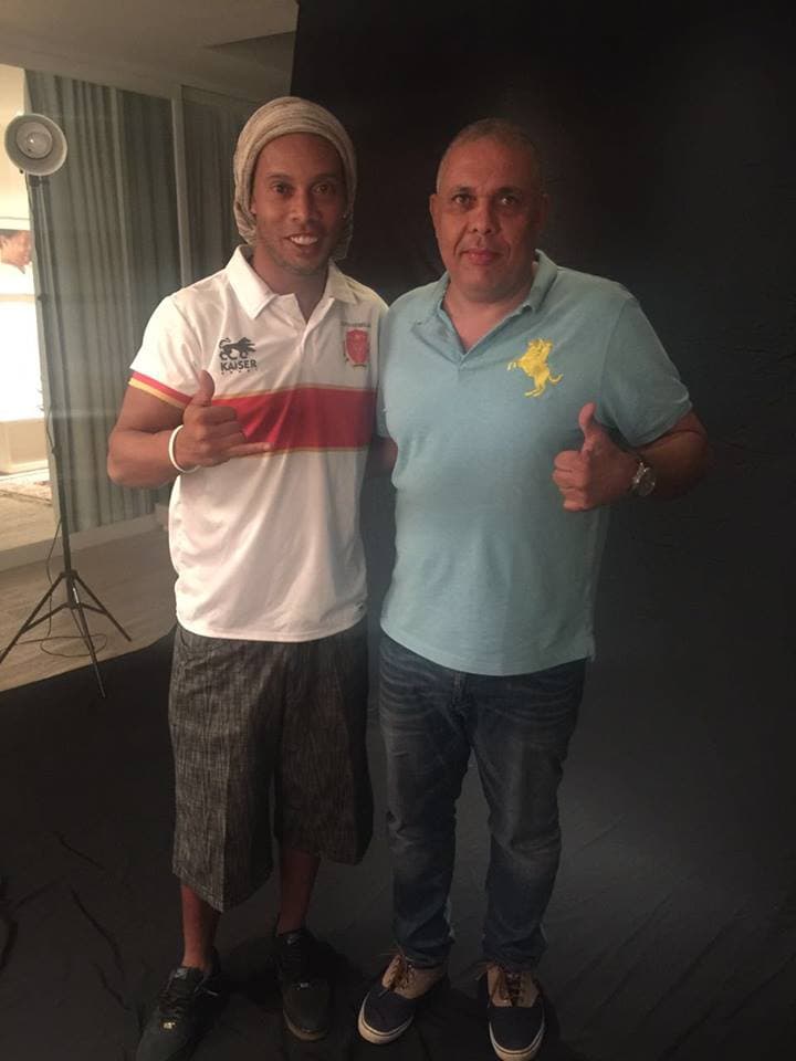 Ronaldinho posó con playera de club amateur