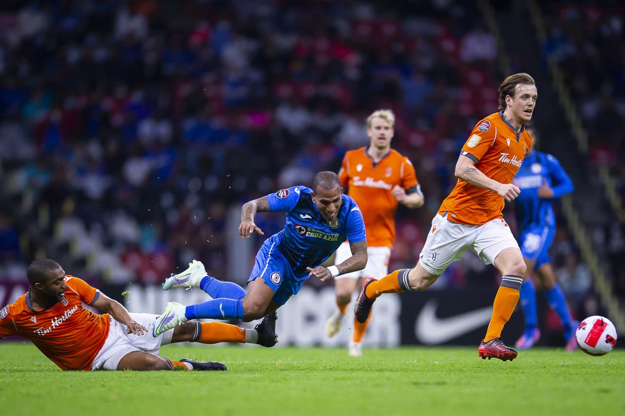 Las anotaciones de Juan Escobar, Rafael Baca y Ángel Romero, Cruz Azul golea 3-1 a Forge y aseguran su lugar en los cuartos de final.