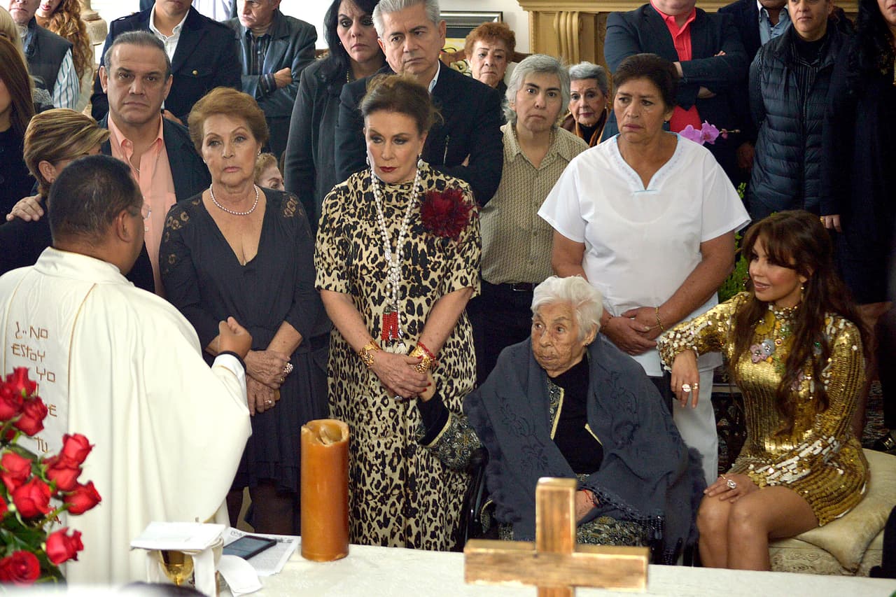 Doña Eva Mange pasó un gran momento con sus amigos en la fiesta, escuchando sus canciones favoritas y comiendo pastel.