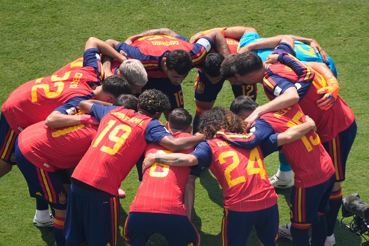 Los jugadores titulares de España planean el partido.