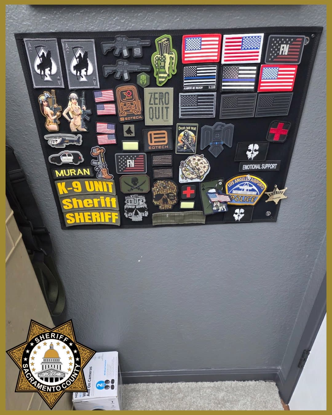 Cumplió cuando personal de seguridad le contactó e indicó que debía retirarse, aunque insistió en que debería tener acceso porque las escuelas son "terrenos públicos".