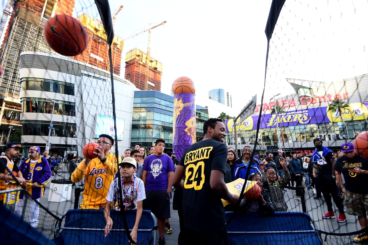 Asi disfrutan los fanáticos a las afueras del Staples Center en 'Kobeland'.