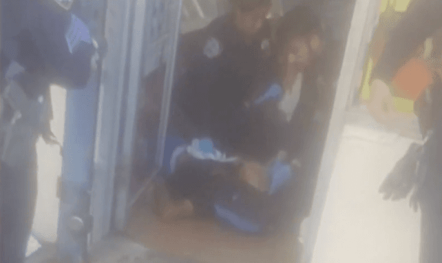 Acusan a sospechoso de apuñalar mortalmente a un hombre dentro de bodega en El Bronx