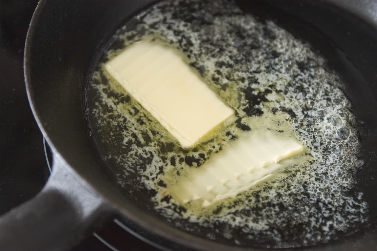 Derrite la mantequilla a fuego bajo en un sartén y agrega las espinacas después de haberlas lavado y cortado en trozos.