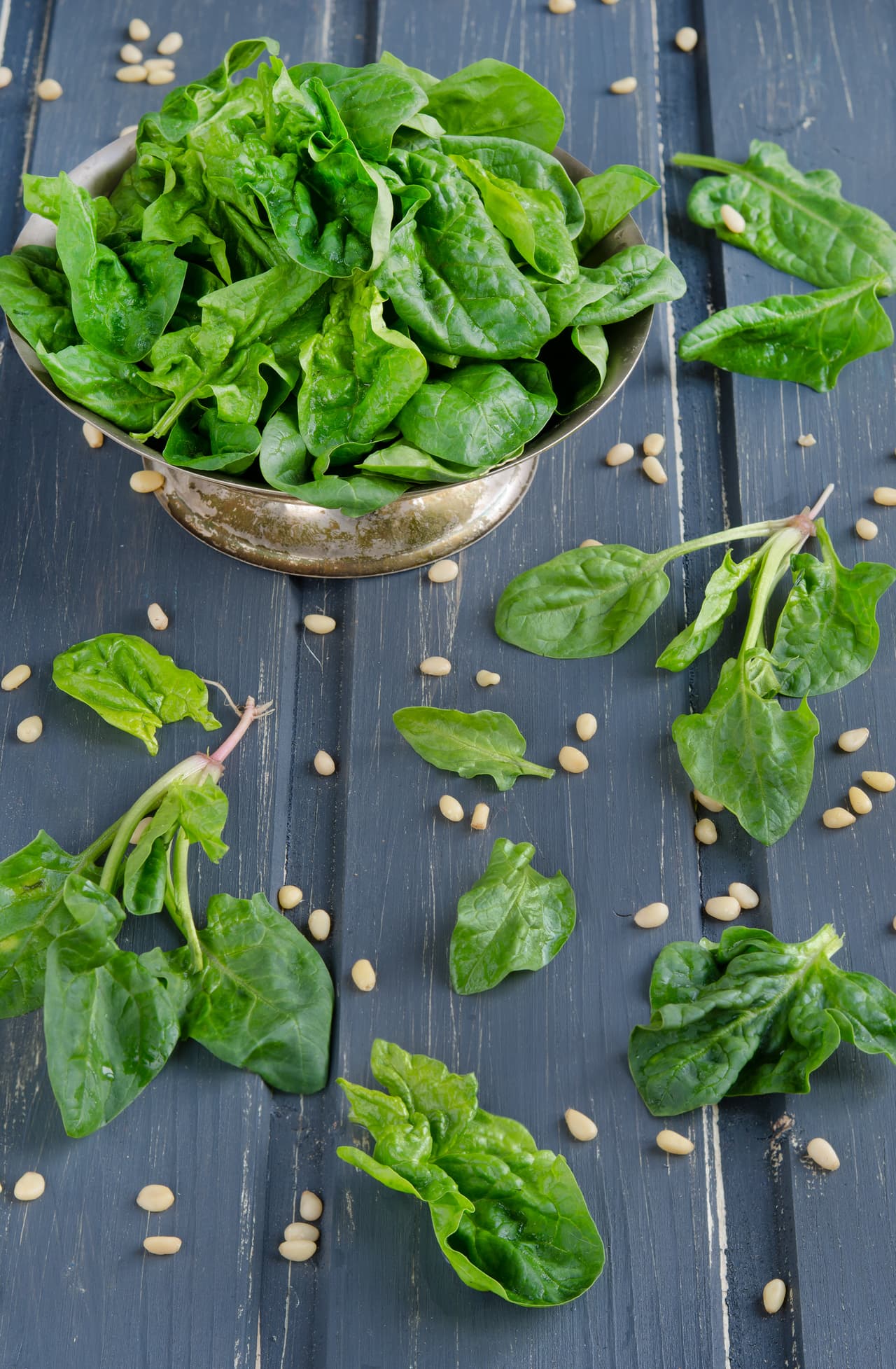 Puedes preparar unas deliciosas espinacas al ajillo y comprobar sus beneficios. Necesitarás .55 lb de espinaca, 2 dientes de ajo, .03 lb de mantequilla, .03 gr de queso parmesano y una pizca de sal y pimienta.