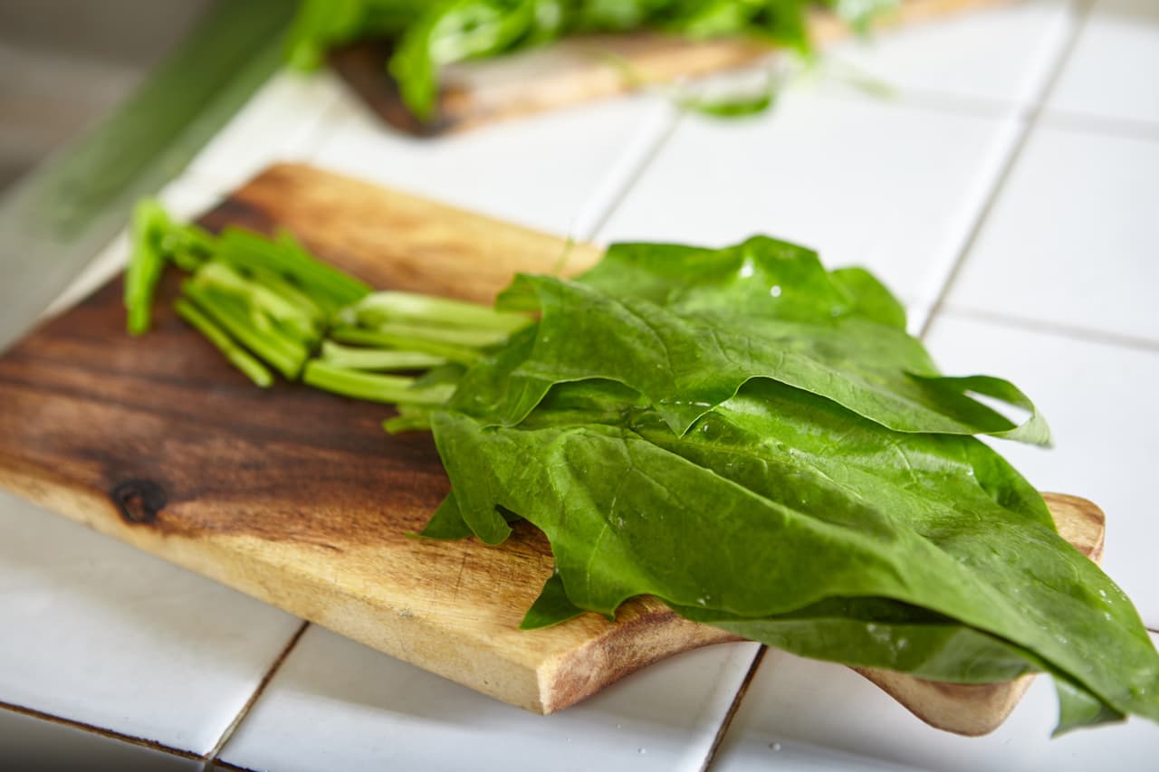 Espinaca: Esta increíble hierba además de ser muy durable en tu refrigerador, contiene antioxidantes como potasio y manganeso que reducen la posibilidad de padecer Alzheimer. Es una fuente de hierro e incluso reduce enfermedades oculares, como resequedad e hinchazón.