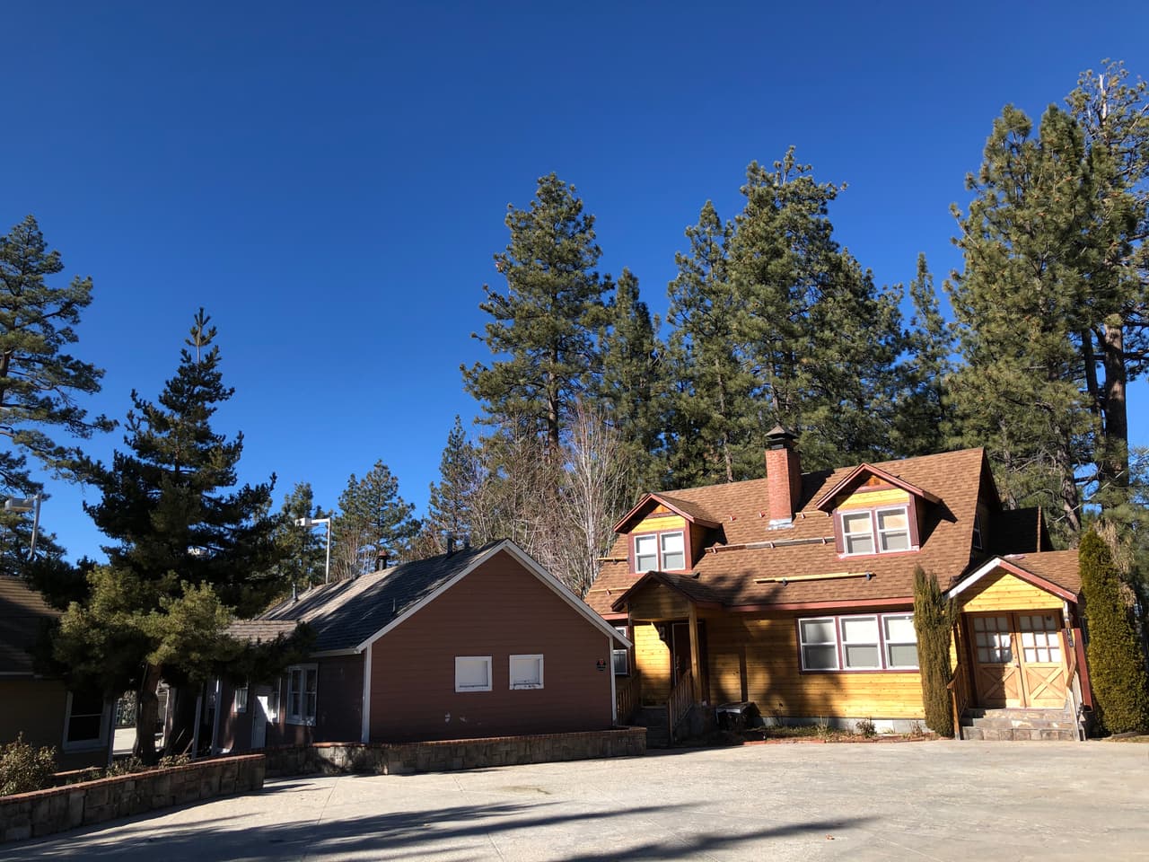 Sochil Martin, la primera mujer que denunció a Naasón Joaquín, relata que ella tenía nueve años cuando la llevaron a bailar con poca ropa a estas cabañas. El único espectador era Samuel, afirma ella.