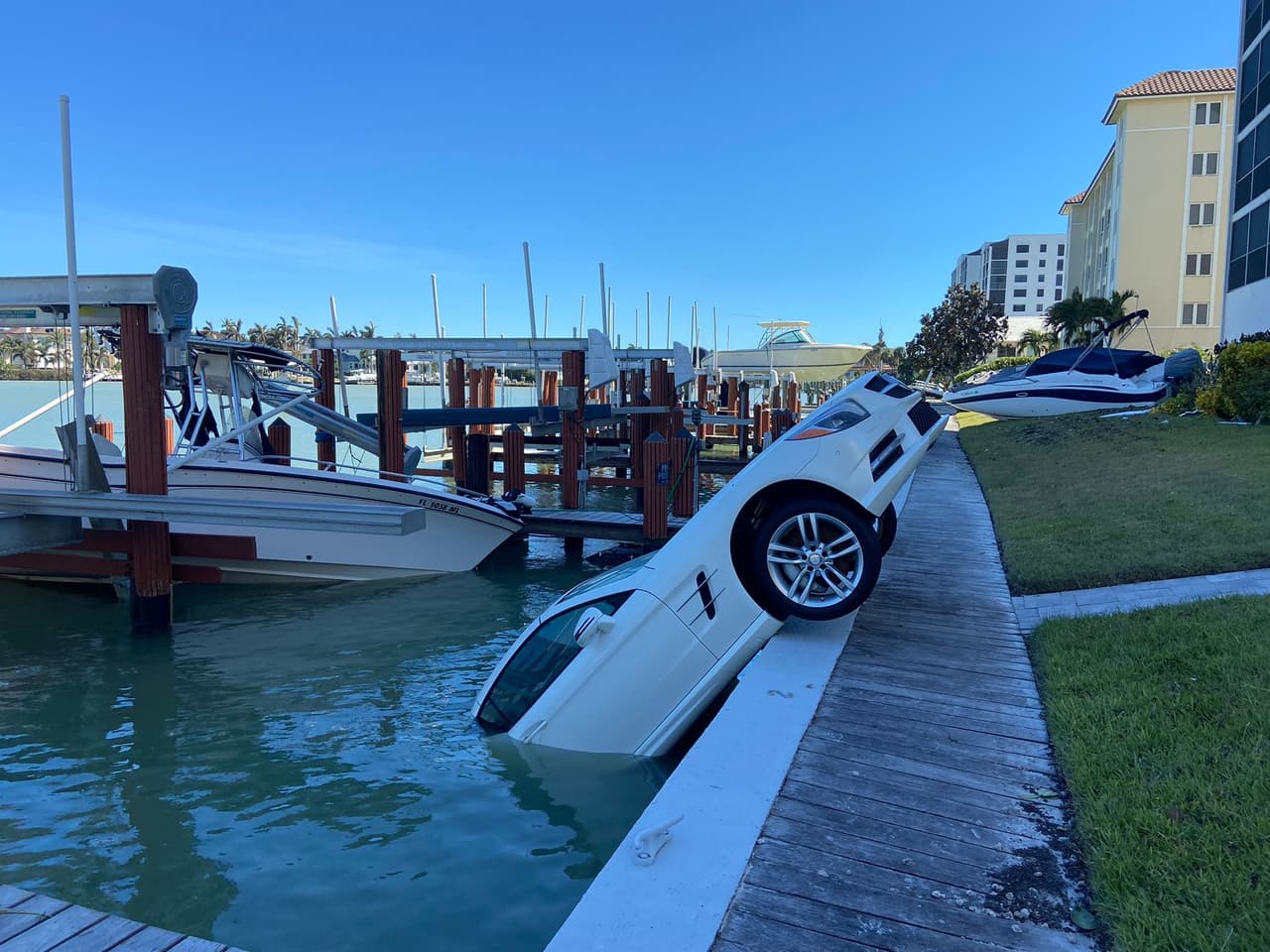 La destrucción extrema dejó autos en el agua. A los valientes
<a href="https://www.univision.com/local/tampa-wvea/huracan-ian-bomberos-inundaciones-florida-naples">bomberos de Naples</a> les tocó trabajar con el agua hasta la cintura por el huracán Ian.