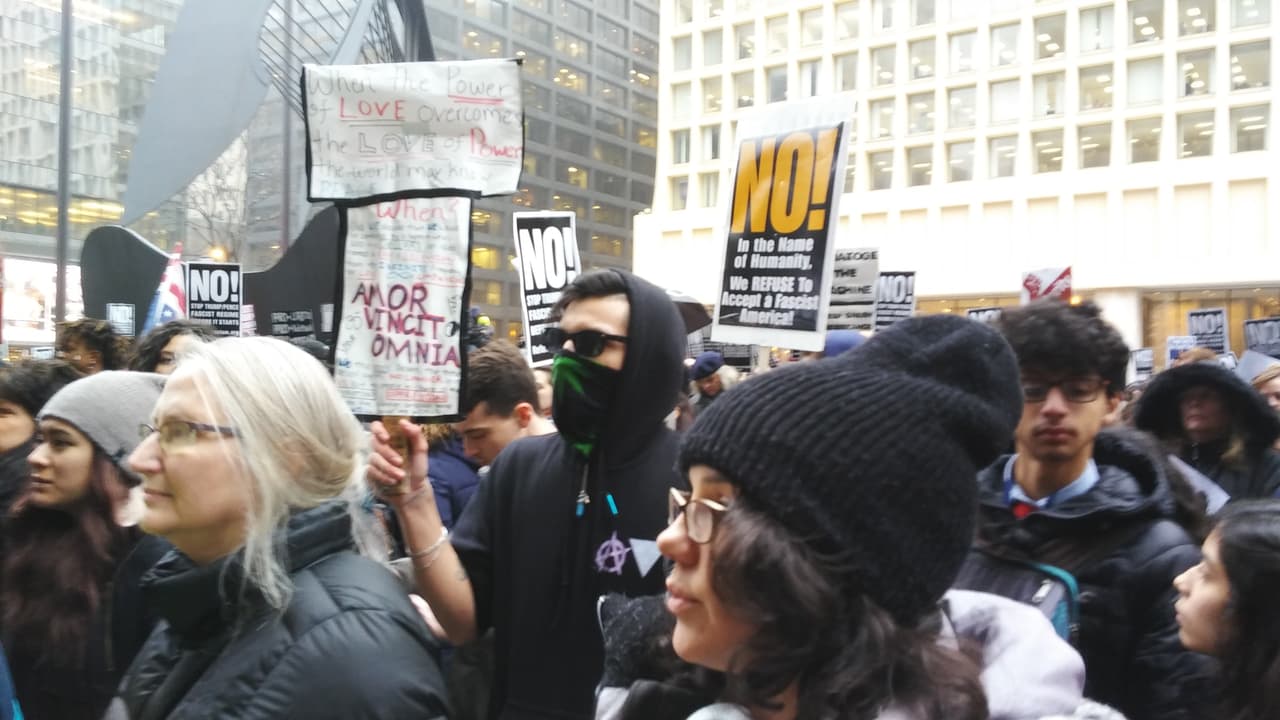 Varios manifestantes iban con el rostro cubierto, sin embargo la protesta avanzó de manera pacífica y sin incidentes.