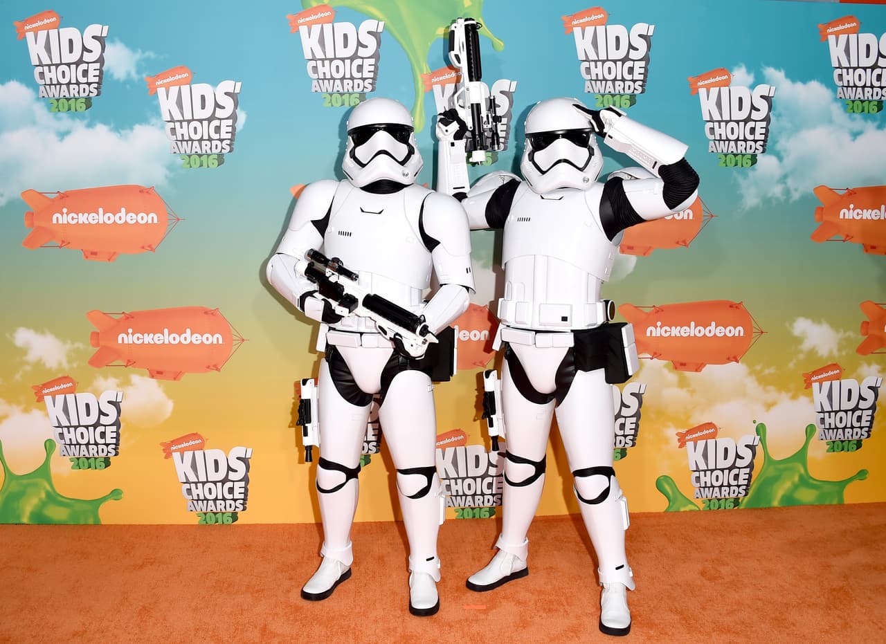 Stormtroopers cuidando a los kids