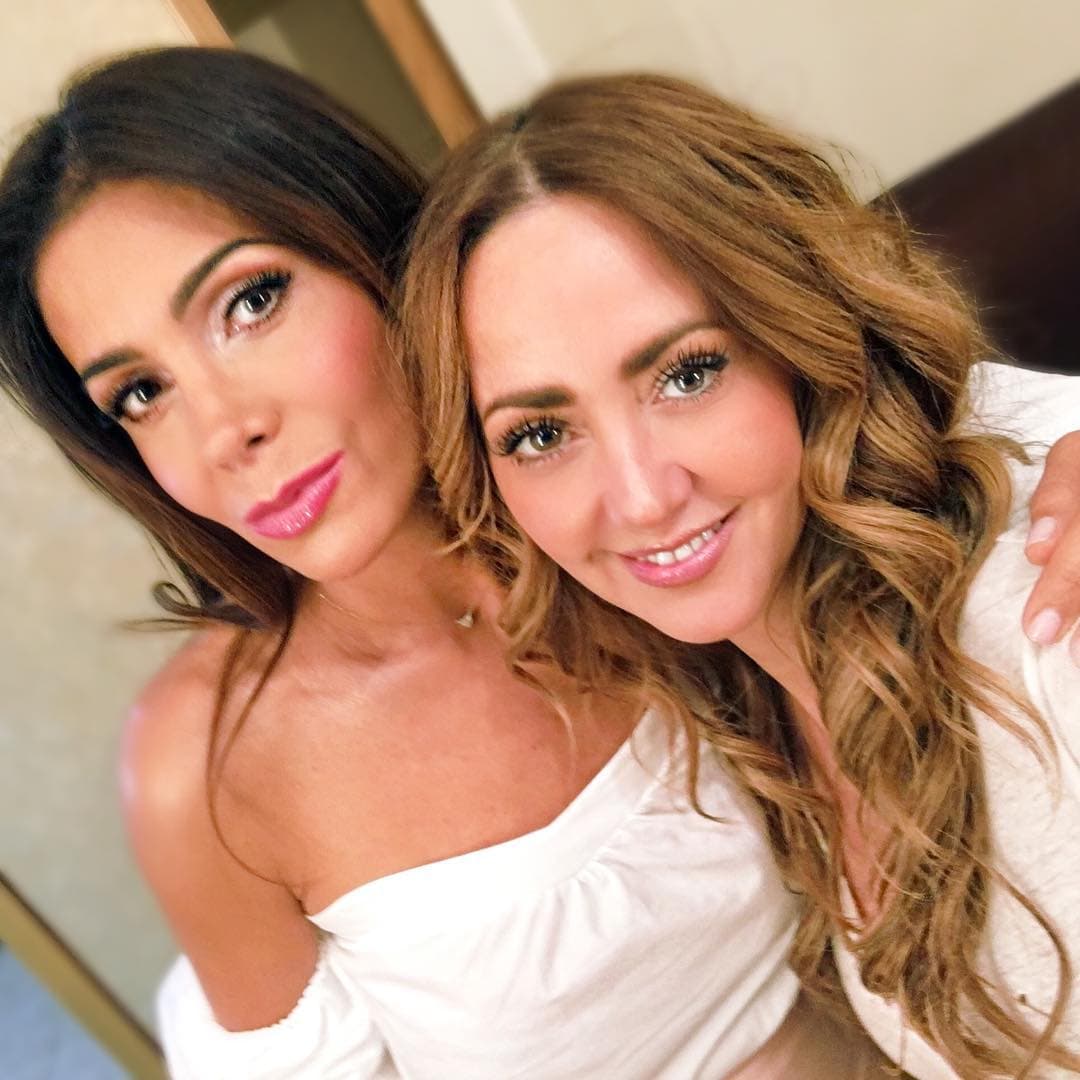 Por su lado, Andrea Legarreta aprovechó para halagar la belleza de la actriz y desearle buena suerte por la nueva producción de comedia que estelariza: 'Hoy tocó visita de la bella y encantadora @patriciamanterolapromocionando #RentaCongelada IMPERDIBLE en verdad está lo MÁXIMO!! Por @canalestrellas los jueves 11pm! 👏🏻🙌🏻😘💖', escribió junto a esta foto.