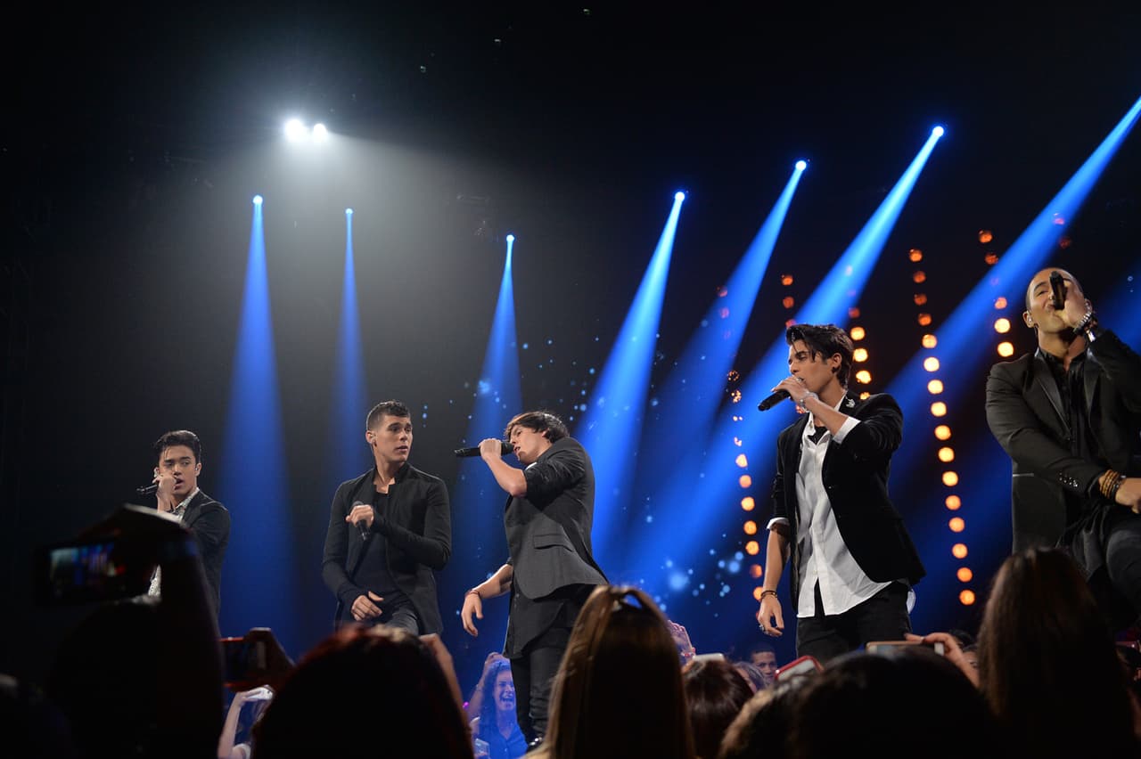 We all love CNCO! Eric, Zabdiel, Christopher, Joel y Richard cantaron sus éxitos "Tan fácil" y "Quisiera", si te perdiste la presentación
<a href="http://www.univision.com/shows/la-banda/cnco-regreso-a-la-banda-y-canto-tan-facil-y-quisiera-video" target="_blank"><b>aquí </b></a>la puedes ver una y otra vez.
