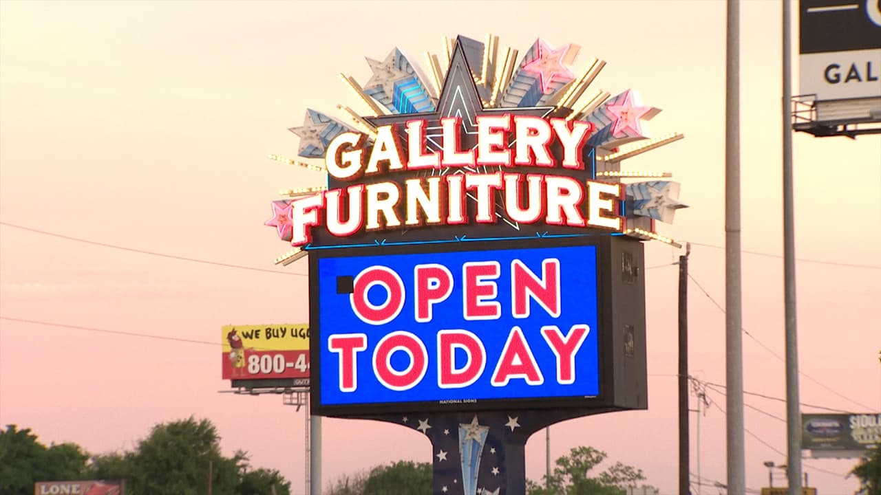 La donación de alimentos se lleva a cabo durante toda la semana en Gallery Furniture North Freeway: 6006 North Freeway, Houston, TX, 77076, de 7:00 a.m. a 8:00 p.m.