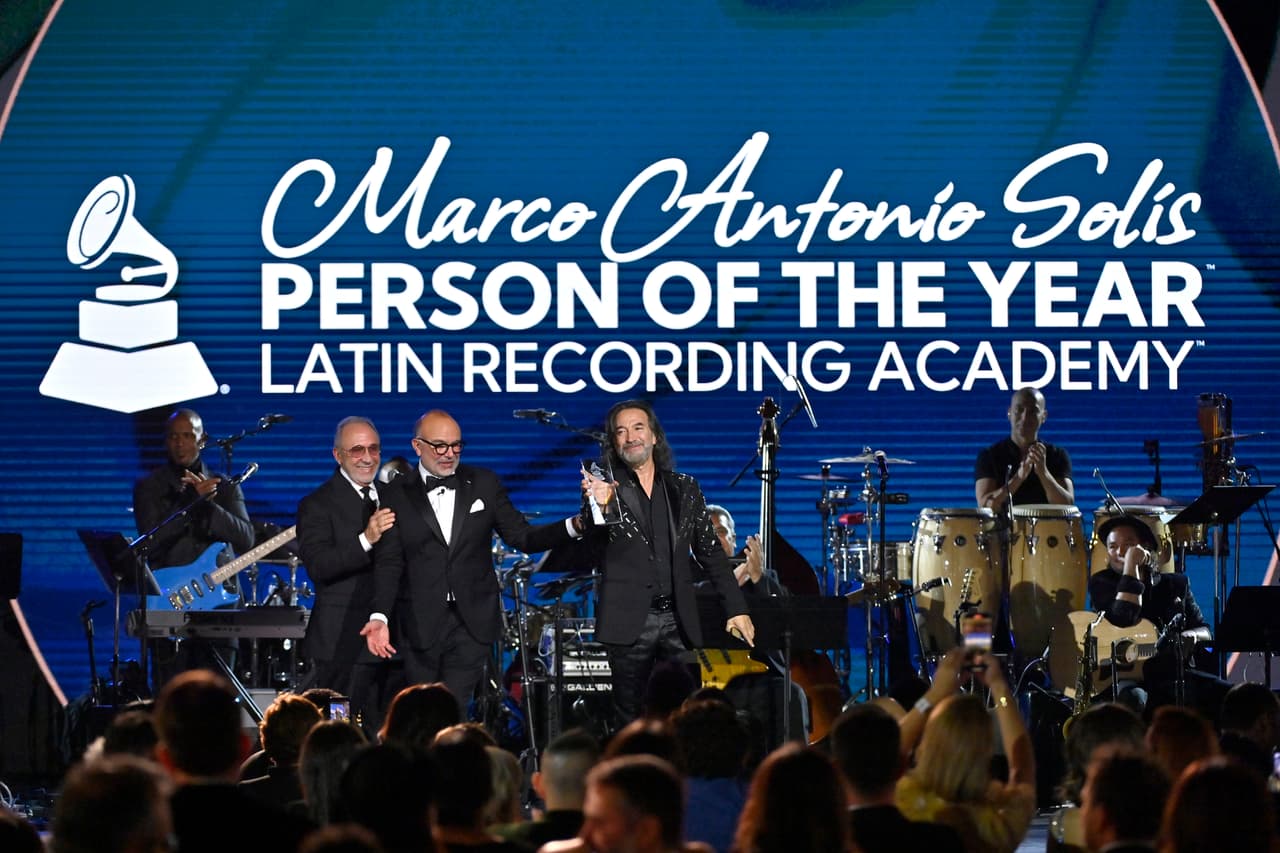 Emilio Estefan, director ejecutivo de La Academia Latina de la Grabación, Manuel Abud y el homenajeado Marco Antonio Solís en el escenario.