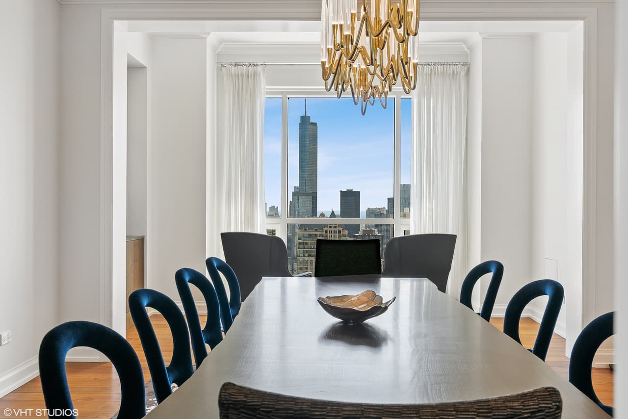 Vistas de 360 grados al lago y a la ciudad con 3 amplias terrazas.