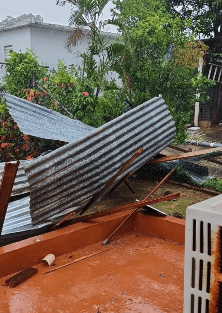 Estas planchas de zinc, que antes del tornado formaban parte de un techo, salieron volando. El fenómeno causó daños, pero no se reportaron muertos, ni heridos.