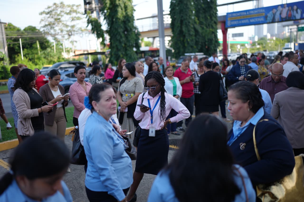 Medios locales muestran casas caídas en ciudades como Pereira y Manizales, en la turística región del Eje Cafetero.