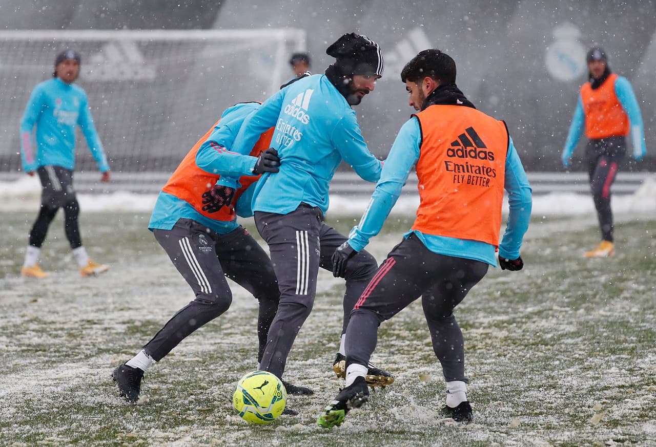 El Real Madrid preparó su próximo duelo contra Osasuna entrenando en la Ciudad Real Madrid bajo una tremenda nevada.