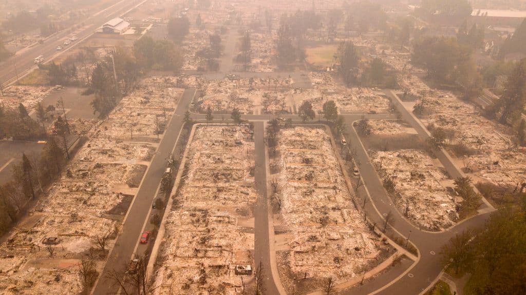 Una vista aérea muestra las propiedades destruidas por el incendio de Almeda en Talent, Oregón, el 15 de septiembre de 2020. Los fuegos de California, Oregón y el estado de Washington han quemado más de cinco millones de acres (dos millones de hectáreas) este año y han matado a decenas de personas. y obligó a cientos de miles de personas a abandonar sus hogares.