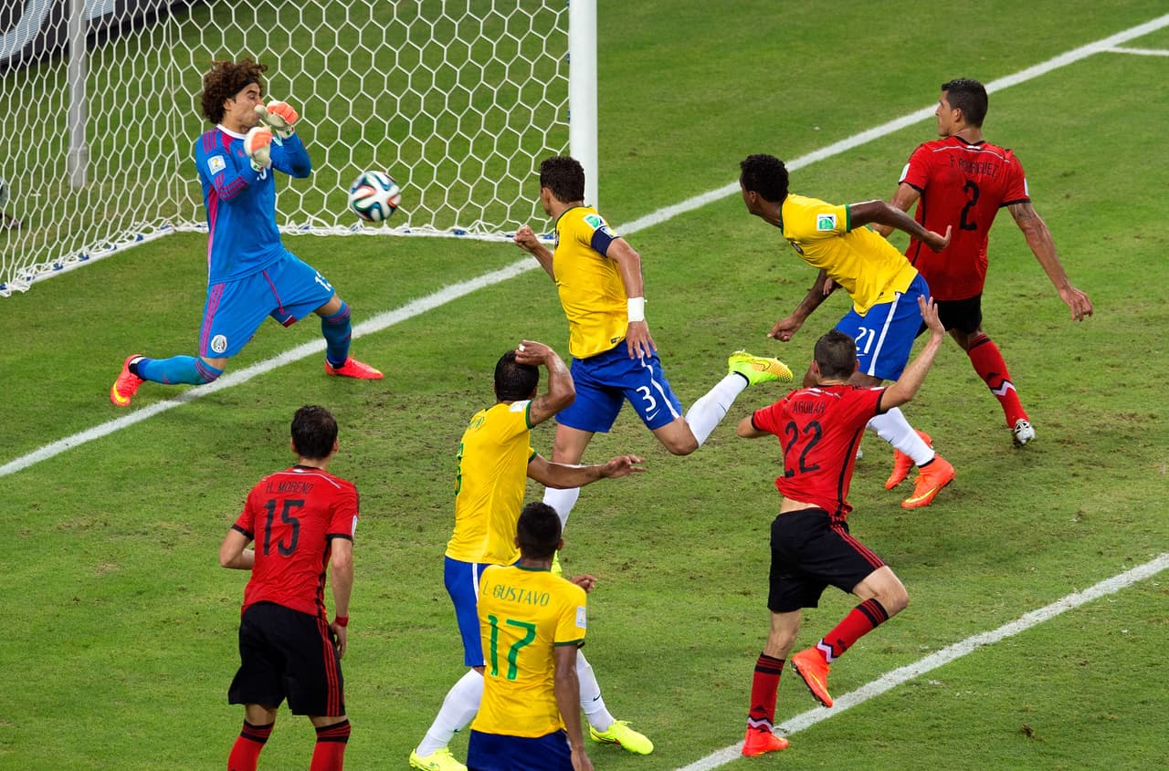 Y finalmente, en el Grupo A del Mundial de 2014, Brasil y México empataron sin goles con una brillante actuación de Memo Ochoa bajo los tres palos.