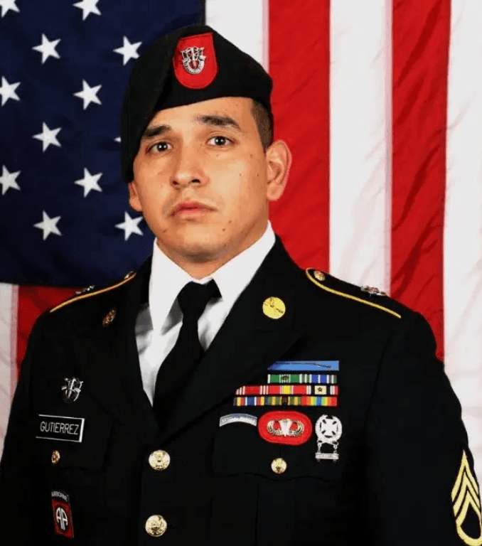 El gobernador de Carolina del Norte, Roy Cooper, ordenó colocar las banderas a media asta en honor al soldado.