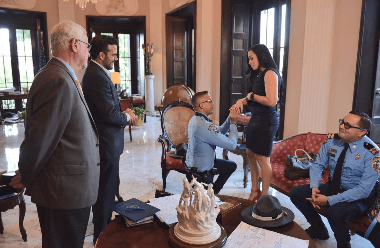 El agente de la policía Xavier Muñoz Figueroa aprovechó un reconocimiento a su nobleza para comprometerse con su novia Valerie Palermo.