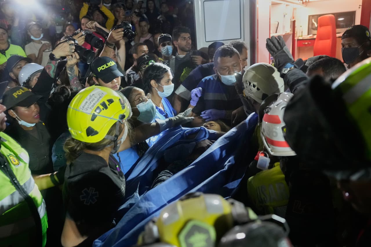 Equipos de rescate evacuan a la superviviente Daniela Largo a un centro hospitalario para que reciba atención médica tras sacarla de los escombros, en Pereira, Colombia, el martes 11 de agosto de 2026. (Foto AP/Fernando Vergara)