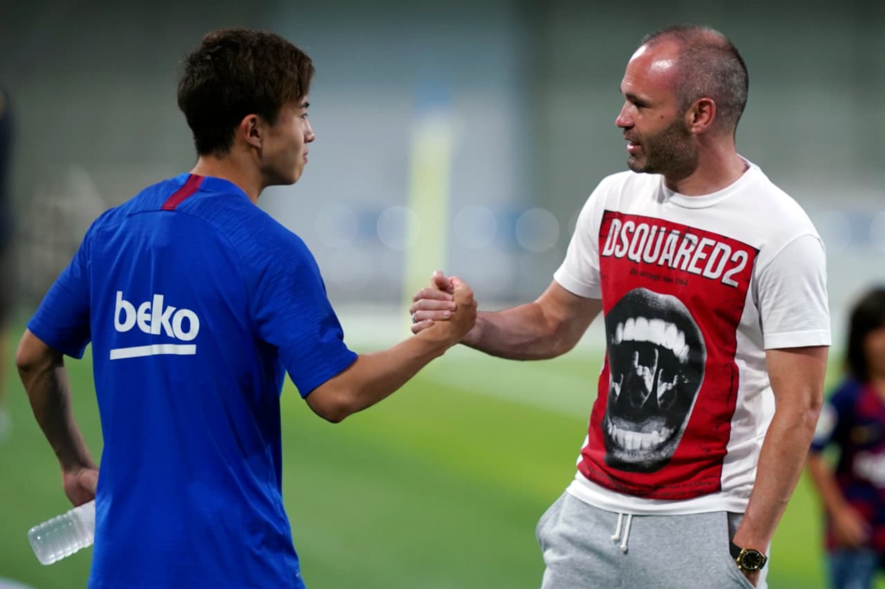 Andrés Iniesta con la promesa japonesa Hiroki Abe, recién fichado por el FC Barcelona.