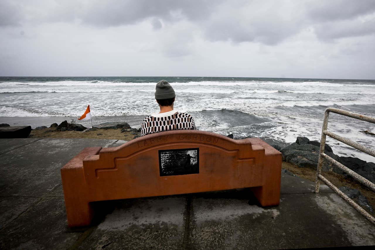 Nick Cabral observa las olas en San Diego el domingo 11 de octubre de 2026.
