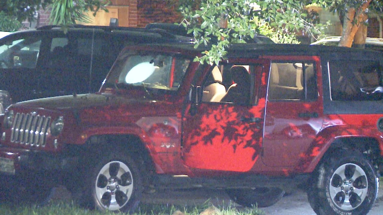 Al llegar los oficiales de HPD hallaron a una mujer en el jardín frontal de su casa con una herida de bala.