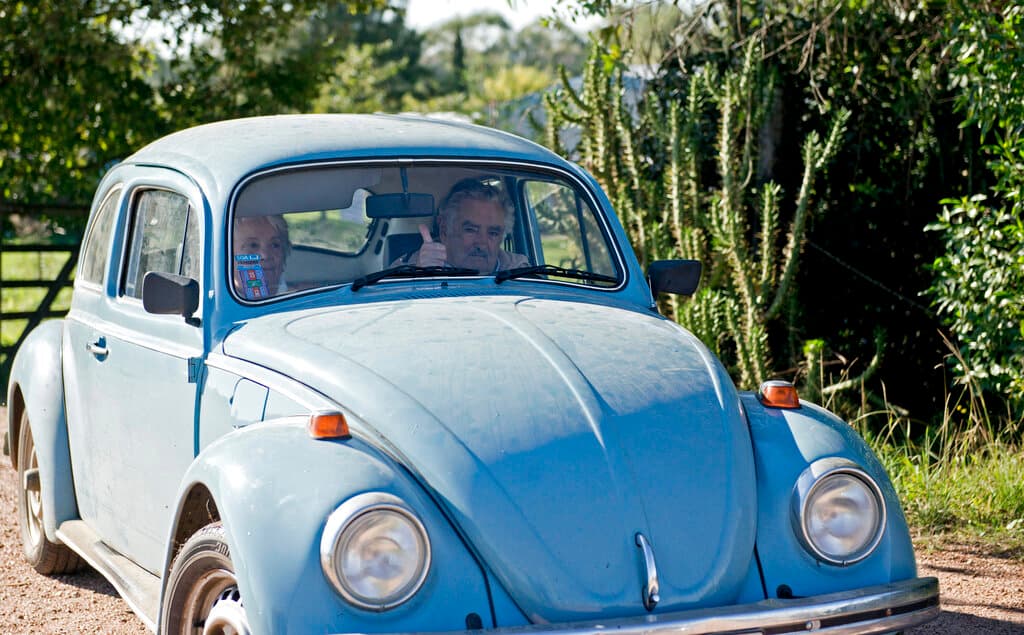 Mujica en su icónico auto en 2014 (AP Photo/Matilde Campodonico, File)