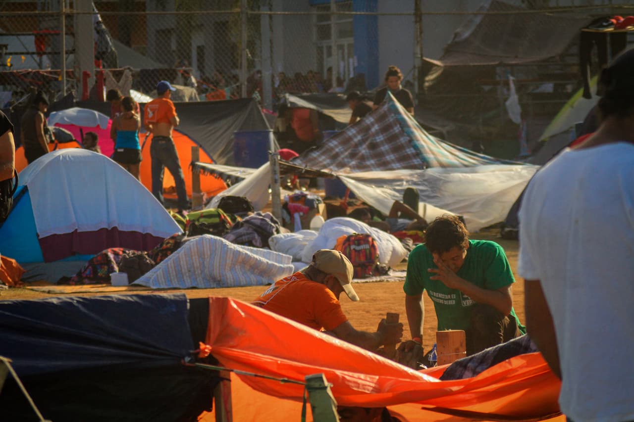 Algunos de los migrantes en este refugio se han quejado de las precarias condiciones. Con la instalación deportiva al norte de la ciudad sobrepasada las autoridades han recomendado que se cambien a otros albergues, que están al 90% de su capacidad, unas 1,200 personas.