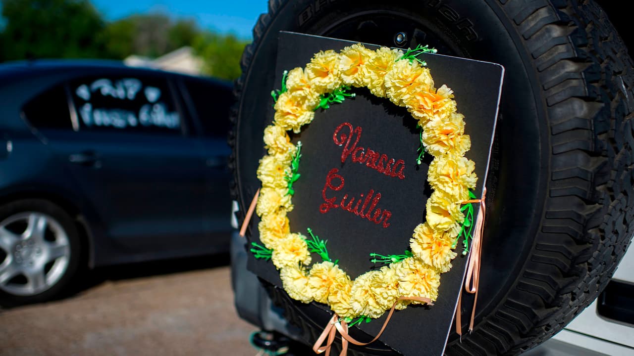 Familiares de Vanessa
<a href="https://www.univision.com/local/houston-kxln/dios-me-la-tenga-en-el-cielo-y-los-angeles-salgan-a-su-encuentro-entre-lagrimas-abuela-de-vanessa-guillen">, como su abuela</a>, viajaron desde México para despedirse de la soldado este fin de semana.